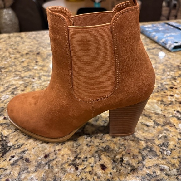 FOREVER. WOMENS BOOT SUEDE SIZE 7  Stacked Heel Dark Camel  Round Toe - Picture 7 of 12